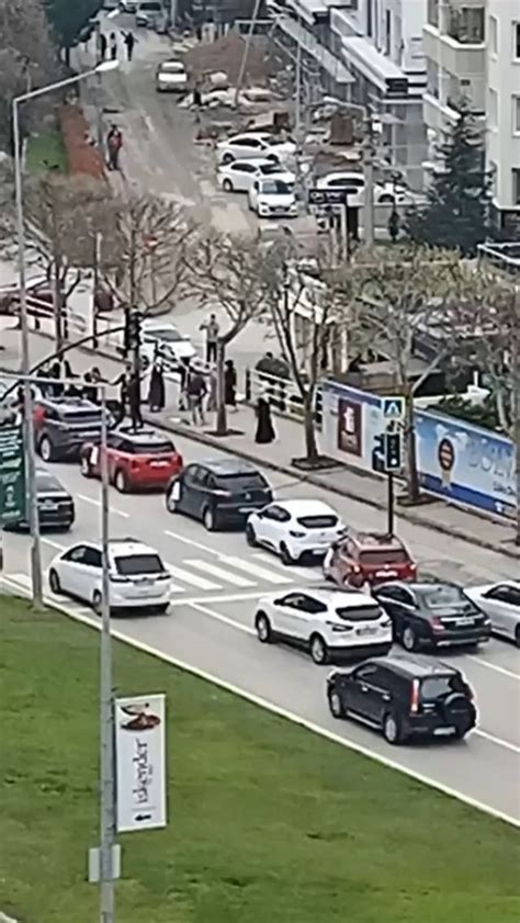 B­u­r­s­a­’­d­a­ ­b­i­r­ ­a­r­a­y­a­ ­g­e­l­i­p­ ­s­o­k­a­k­ ­o­r­t­a­s­ı­n­d­a­ ­h­a­l­a­y­ ­ç­e­k­t­i­l­e­r­